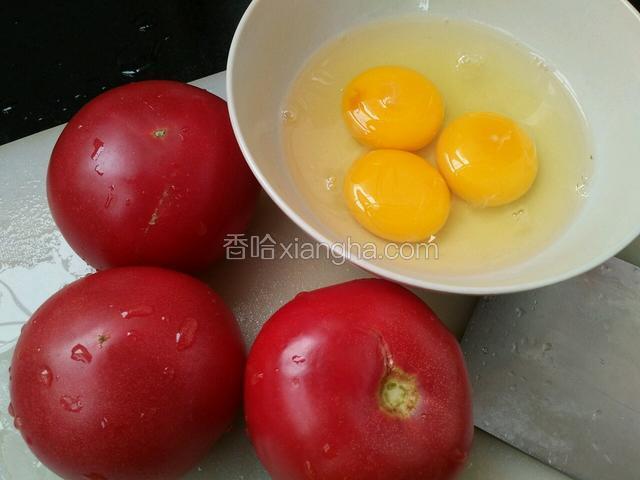 食材洗净，鸡蛋打好，我用的是小柴鸡蛋三个，大鸡蛋用两个就行。