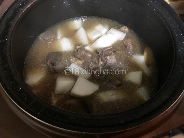 一个半小时后开盖加入白萝卜，继续煲煮