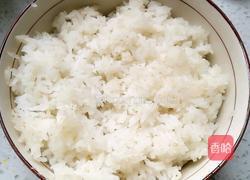 胡萝卜香菇肉末炒饭的做法图解2