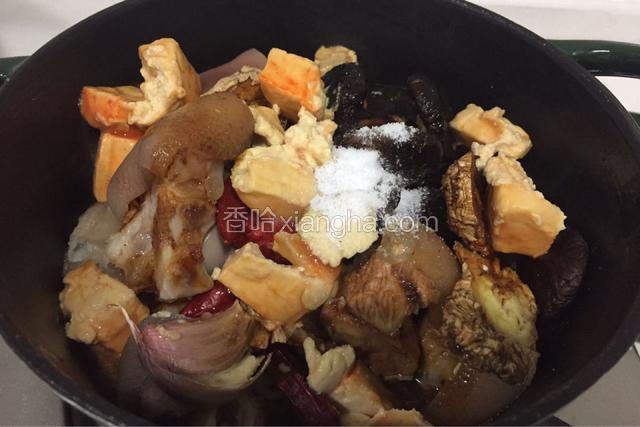 把猪蹄香菇连体辅料一同放进锅中小火炒出香味