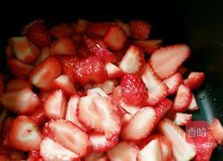 草莓果酱的做法图解1