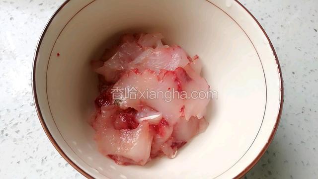 鱼肉鱼骨用刀分离开。（具体步骤请参照我的第一道手工鱼丸菜谱）