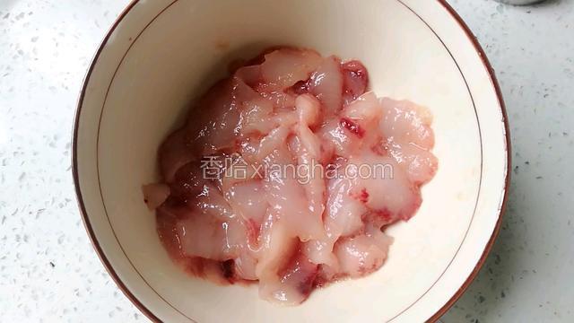 鱼片放碗里加料酒，盐抓腌十五分钟。