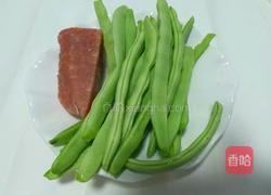 豆角炒肉丁的做法图解1