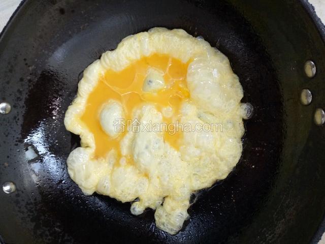 热锅起油，把鸡蛋打入锅中，炒成块