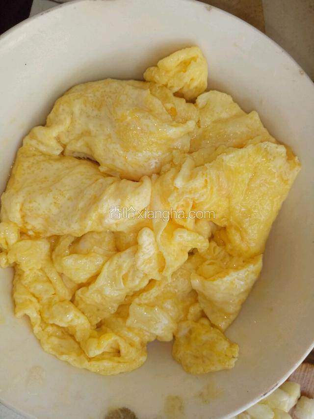 把炒好的鸡蛋盛入碗中。