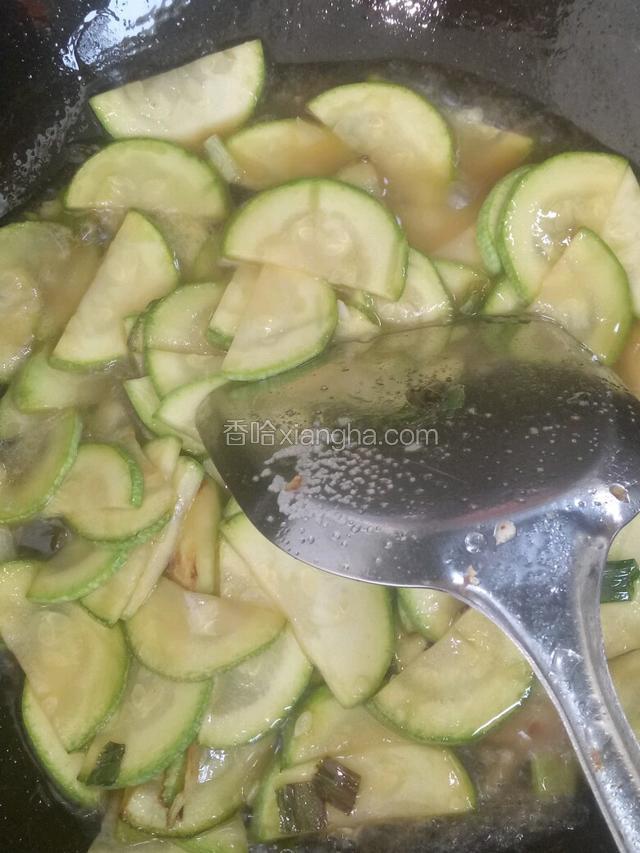 再倒入少量的水，翻炒