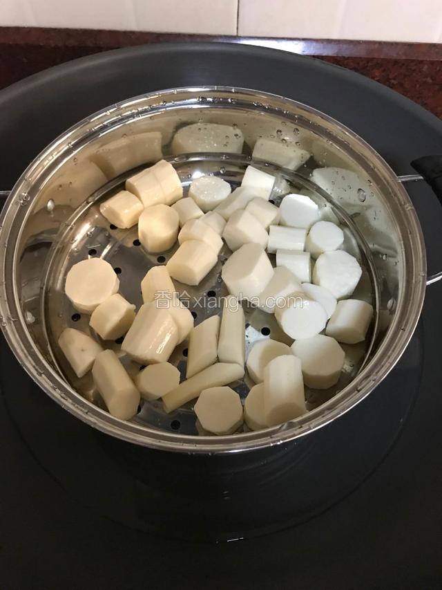 铁棍山药去皮切块上锅蒸熟。