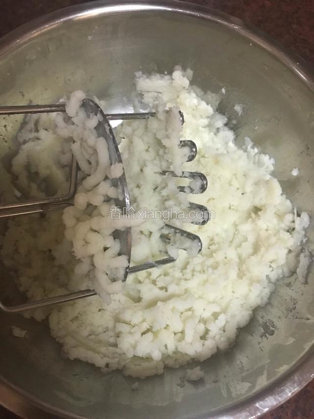 用工具碾成泥。在这里要夸奖一下这个压泥的工具，真的好方便，从此不再用擀面杖和保鲜袋来碾泥了。