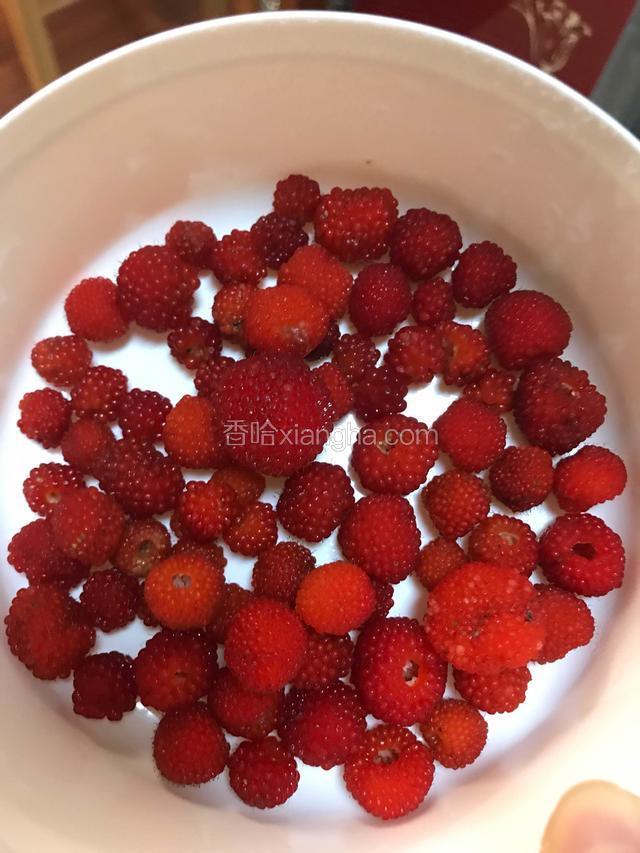 取出干净新鲜的小树莓。