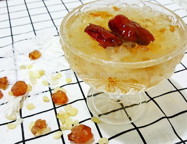 鲜炖桃胶皂角米银耳糖水