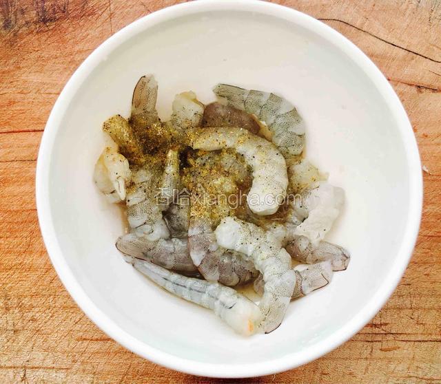 青虾摘去头尾和外壳，剔除泥肠，洗净后放碗中加入适量的料酒、胡椒粉和少许盐抓匀腌制一会。