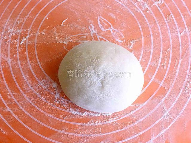 揉面排气，揉成光滑的面团