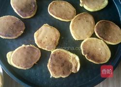 玉米面蛋黄小饼子的做法图解5