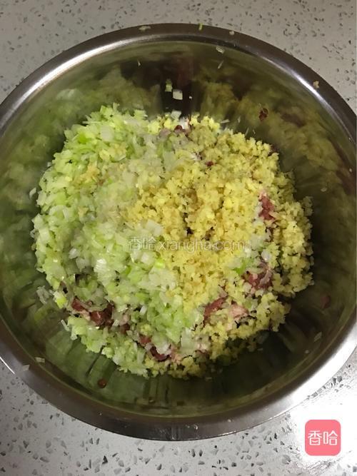 把葱姜切碎末