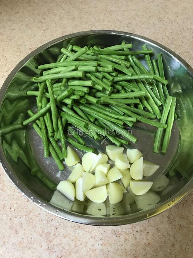 豆角洗净，切成10公分左右长度的段，蒜一分为四（也可以直接用蒜瓣）