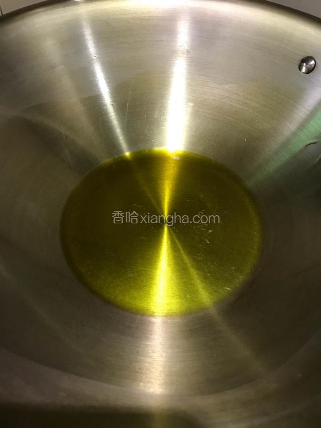 锅内放入适量油