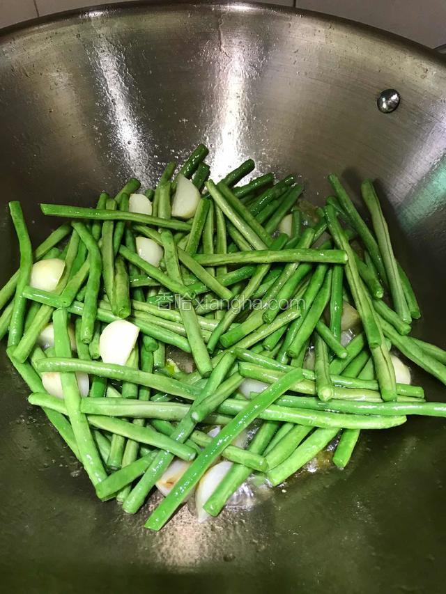 翻炒至表面变色后烹入少许清水和适量的盐盖上盖子焖煮几分钟