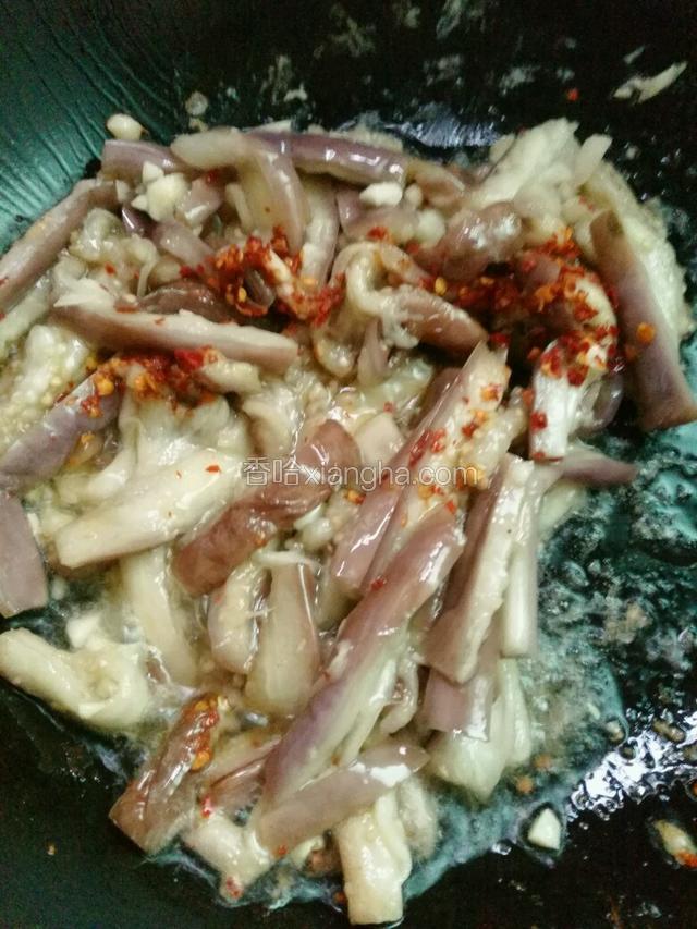 放辣椒粉翻炒