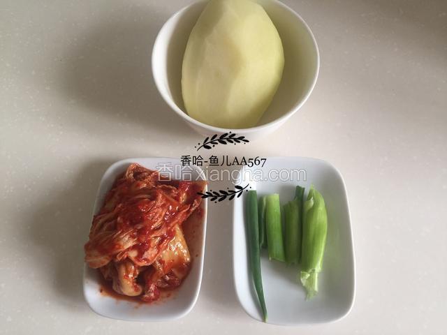 土豆去皮洗净。