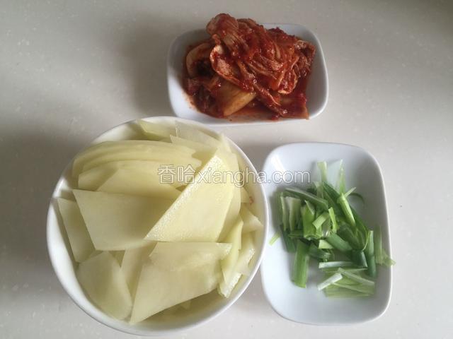 土豆切片，葱切丝。