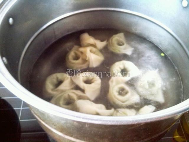 水烧开放入馄饨煮熟
