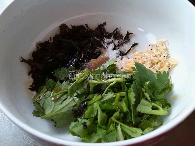 香菜洗净切段，紫菜撕碎，虾皮洗净，放入盐、味精，香油