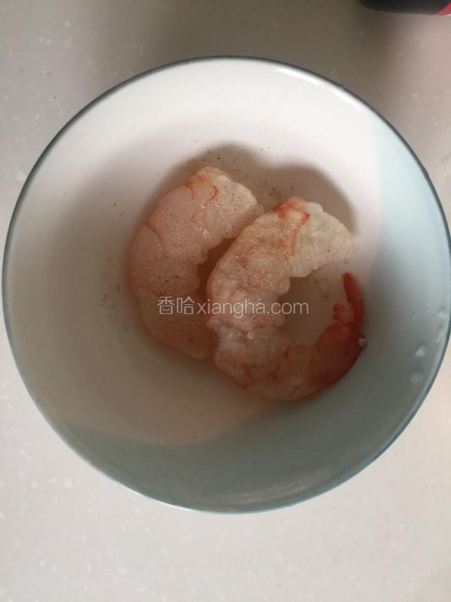 虾仁用料酒和胡椒粉腌制一会儿。