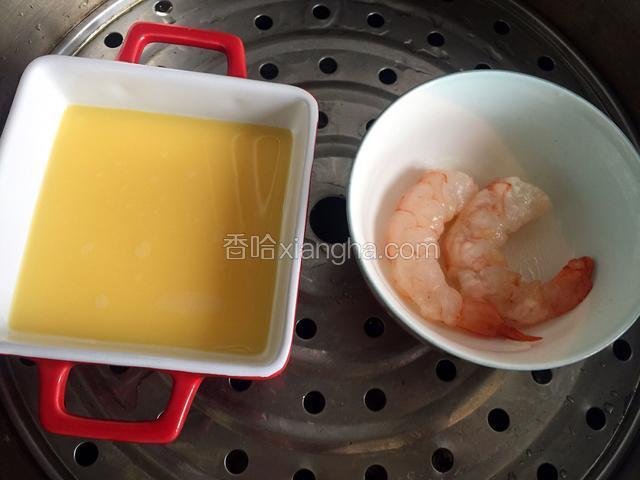 蛋液和虾仁都放入蒸锅中。