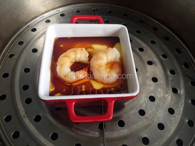 蛋液已经凝固，将虾仁放在蛋羹上，倒入料油和酱油，再小火蒸一分钟后熄火出锅，撒香葱末食用。