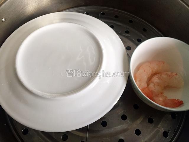 蛋液碗上盖一个盘子，水开后中小火蒸8-10分钟。