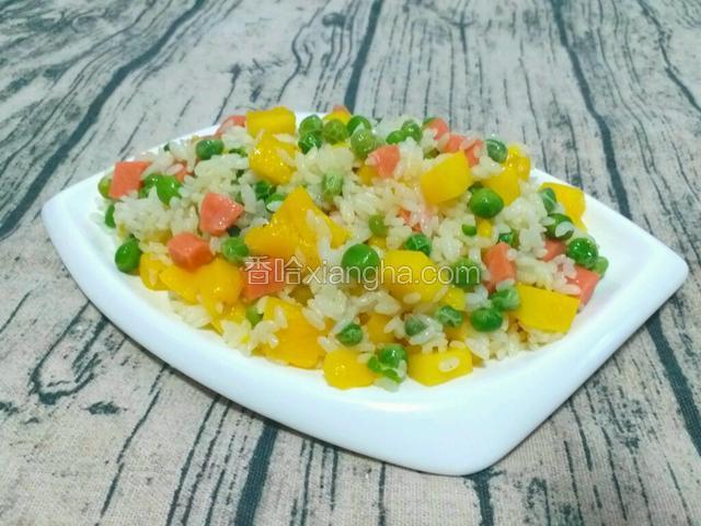 将菠萝饭盛入盘中。好香哦。