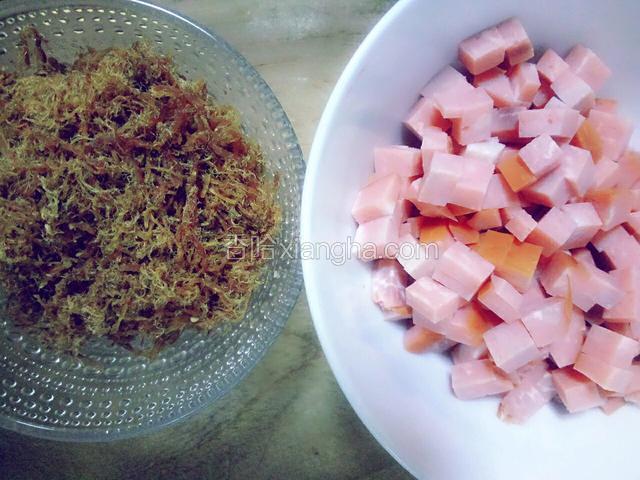 准备火腿和肉松，火腿切成小块儿