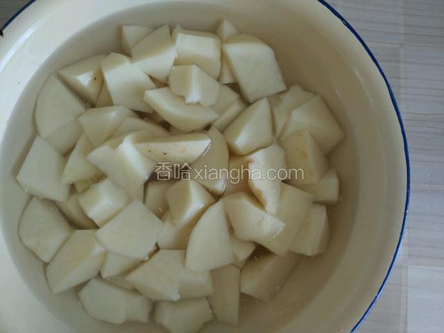 土豆切小滚刀块泡水里防止氧化变黑