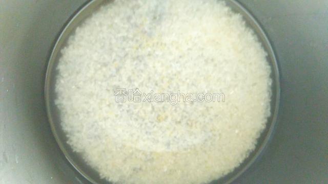 加入适量的水，盖上盖子，按米饭件
