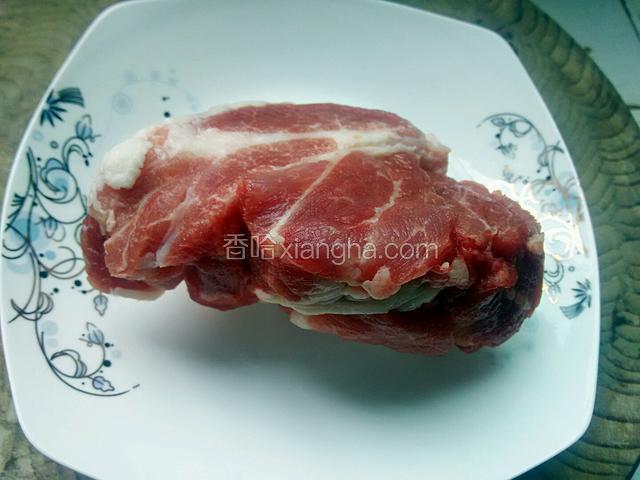 我选用的梅花瘦肉，前腿离五花肉较近的那位置的肉，瘦肉里带有油脂，炒出来很嫩。