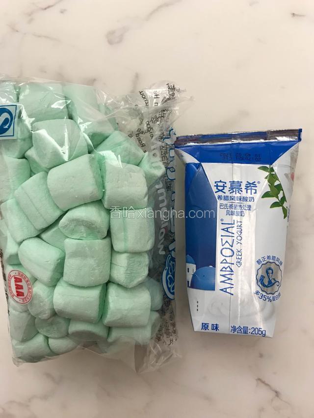 准备你喜欢的口味棉花糖和一盒原味酸奶。为了颜色上有对比，我选了抹茶味的。