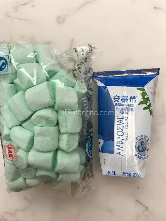 准备你喜欢的口味棉花糖和一盒原味酸奶。为了颜色上有对比，我选了抹茶味的。