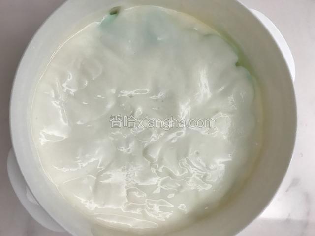倒入酸奶，铺满即可。