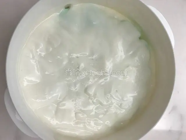 倒入酸奶，铺满即可。