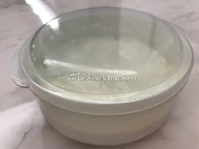 盖上盖子，放冰箱冷藏一夜。