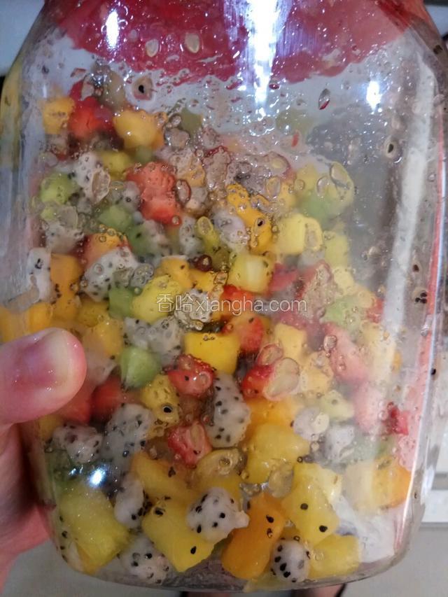放进一个更大的瓶子里，轻轻摇晃。