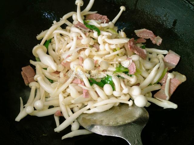下白玉菇翻炒一下。