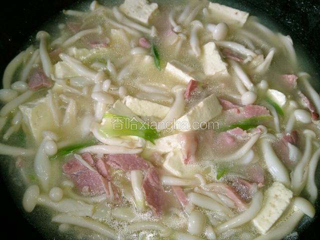 加适量水大火煮开后放入豆腐，中火煮5分钟左右即可。