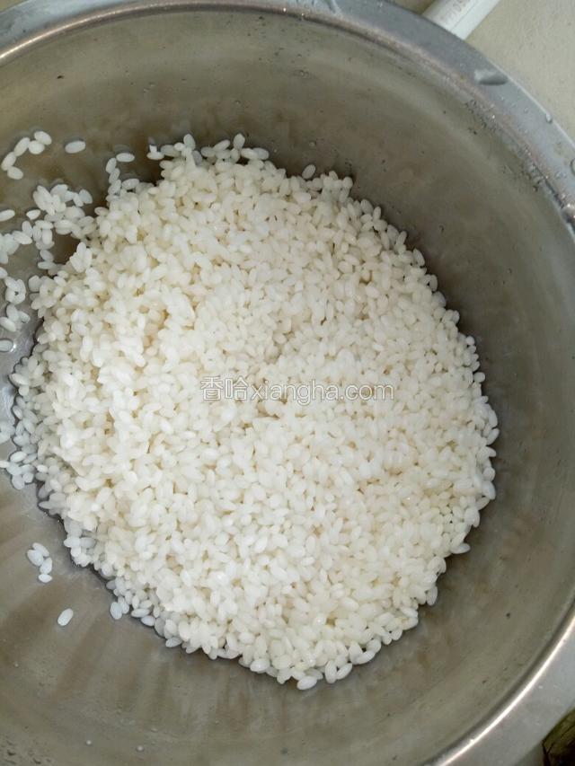 把泡好的糯米洗干净控干水。