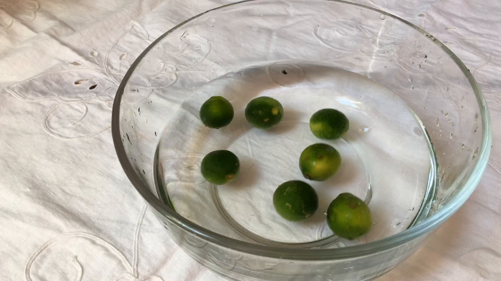 青柠洗净用盐浸泡