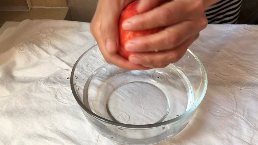 蜜桃用盐搓洗干净