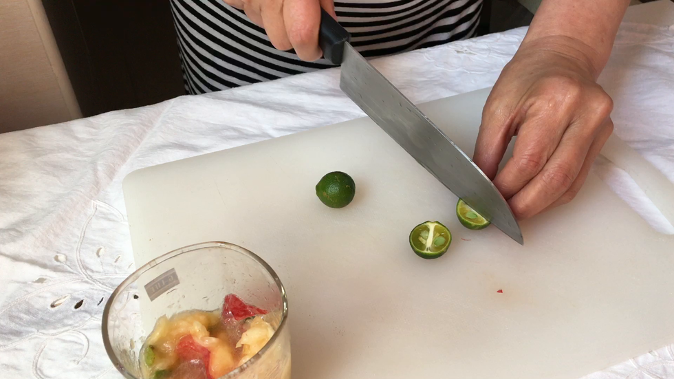 青柠檬对切，再切成三角块