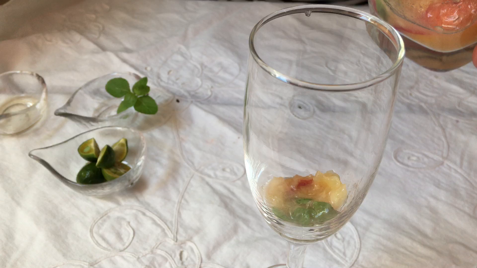 将桃你薄荷放进杯子中