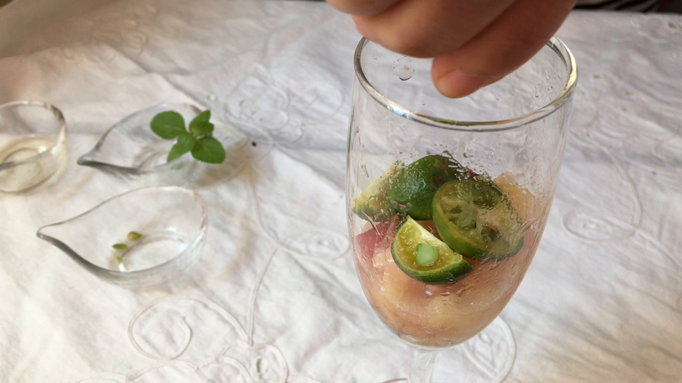 青柠檬挤汁，再加入三角青柠檬块